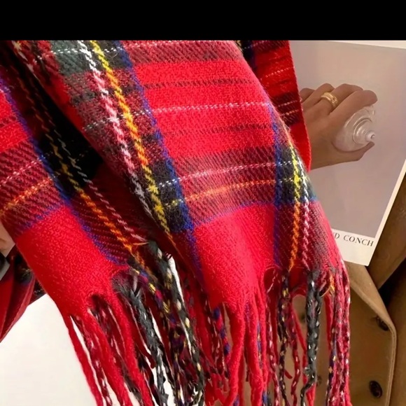 Red and Green Plaid Scarf or Wrap NEW - Picture 3 of 6